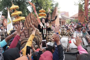 Kemeriahan Kirab Budaya Mojo Bangkit di Kota Mojokerto