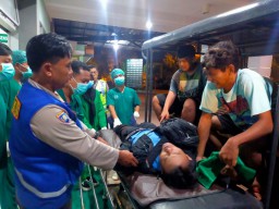 Diduga Mabuk, Pemotor di Ponorogo Seruduk Truk Hingga Kakinya Patah