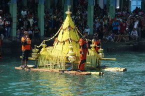 Kemeriahan Upacara Adat Labuh Laut Sembonyo di Prigi Trenggalek
