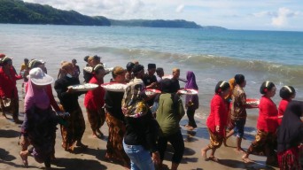 Ungkap Rasa Syukur, Nelayan di Tulungagung Gelar Labuh Laut