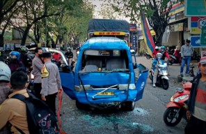 3 Kendaraan Tabrakan Beruntun di Gresik, Sopir MPU Alami Luka Serius