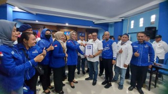 Dikawal Loyalis, Lucy Kurniasari Daftar Calon Ketua Demokrat Surabaya