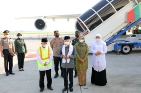 Khofifah Dampingi Wapres Berangkatkan 449 Jemaah Haji Kloter Pertama Asal Jatim