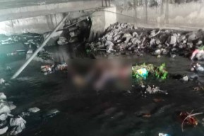 Mayat Pria Misterius Ditemukan Membusuk di Bawah Jembatan Tuwowo Surabaya