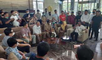 Puluhan Warga Darmohill Surabaya Geruduk Kantor Developer, Ini Tuntutannya