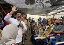 Menteri Hadi Selesaikan Konflik Warga dan Pengelola Perkebunan Kopi di Kediri