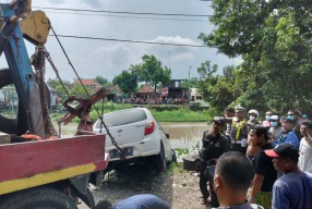 Pengemudi Lelah Ternyata Jadi Penyebab Mobil Ayla Tercebur Sungai di Sidoarjo