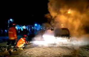 Mobil Carry Terbakar di Gresik, Pemiliknya Terluka
