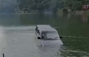 Hiii... Mobil ini Mendadak Mundur hingga Tenggelam di Telaga Ngebel, Ponorogo