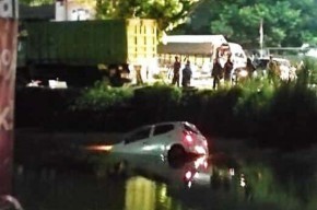 Diduga Terserempet Truk, Mobil Ayla Tercebur Sungai di Sidoarjo