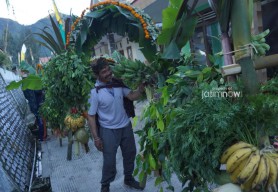 Foto: Melihat Pembuatan Ongkek untuk Larung Sesaji Pelaksanaan Yadnya Kasada