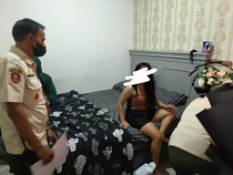 Gerebek Wanita Terduga Open BO di Malang, Petugas Temukan Kondom Bekas Pakai