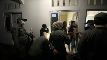 Pasangan Mesum di Kediri Terjaring Razia, Si Wanita Hanya Kenakan Pakaian Dalam