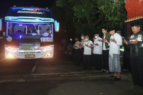 Lepas Calon Jemaah Haji Trenggalek, Ini Pesan Bupati Nur Arifin