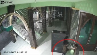 Dua Pemuda di Sidoarjo Terekam CCTV Bobol Kotak Amal Masjid
