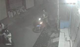 Maling di Pasuruan Terekam CCTV Gasak Motor saat Penghuni Rumah Salat Malam