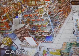 Pencuri Berdaster Terekam CCTV, Gondol Susu Boks di Minimarket Sidoarjo