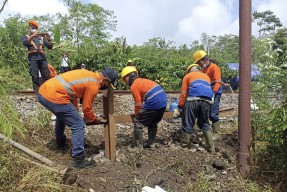 Tekan Angka Kecelakaan, KAI Daop 9 Jember Tutup Perlintasan Liar