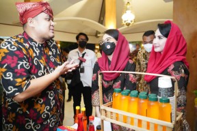Puji Perajin di Kabupaten Kediri, Arumi Bachsin: Produknya Bukan Cuma Bagus