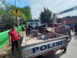 Pesepeda Ontel Tewas Tertabrak Motor di Mojokerto Saat Menyeberang