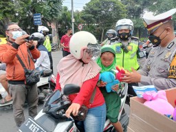 Operasi Patuh Semeru 2022, Polisi di Jombang Bagikan Helm dan Boneka