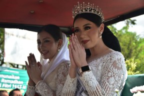 Dua Wanita Cantik Hadiri Kirab Labuh Laut Sembonyo di Trenggalek, Siapa Mereka?