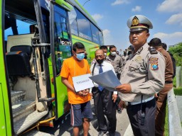 Reka Ulang Kecelakaan Bus di Tol Mojokerto, Sopir Cadangan Peragakan 3 Adegan
