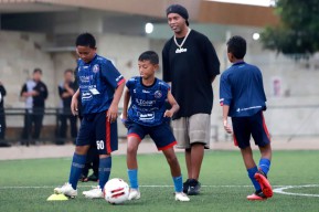 Ronaldinho Bagikan Tips Sukses jadi Pemain Bintang Dunia di Coaching Clinic