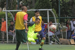 Melihat Semangat Pemain Sepak Bola Amputasi dalam Pertandingan di Surabaya