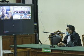 Ajukan Eksepsi, Hakim Itong Minta Dakwaan Jaksa KPK Dibatalkan