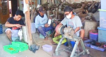 Musim Haji, Permintaan Tasbih Kayu Gaharu di Ploso Jombang Meningkat
