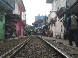 Maut Mengintai, KAI Tertibkan Ratusan Bangunan Tepi Rel di Kota Malang
