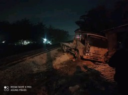 Mogok di Perlintasan Ketawang Bojonegoro, Truk Semen Diterjang KA Barang