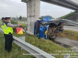 Truk Tangki Pengangkut Solar Terguling di Tol Jombang-Mojokerto