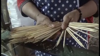 Jelang Idul Adha, Perajin Tusuk Sate di Jombang Banjir Pesanan