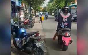 Viral Emak-emak Berdaster di Lamongan Naik Motor, Nopol Ditutup Celana Dalam
