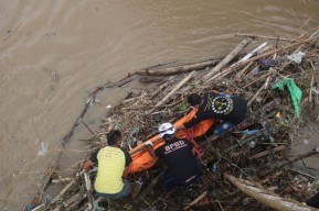 Mayat Wanita Ditemukan Tersangkut Sampah di Sungai Catak Banteng Jombang