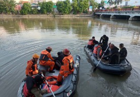 Wanita ini Tewas Setelah Diduga Ceburkan Diri ke Kali Jagir, Surabaya