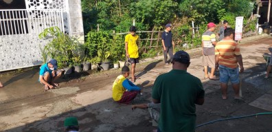 15 Tahun Rusak, Warga Tambal Jalan di Banyudono Ponorogo Secara Mandiri