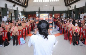 Mendongeng, Cara Kaum Milenial Ceritakan Bung Karno dan Surabaya pada Siswa SD
