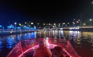 Foto: Menikmati Gemerlap Wisata Air Kalimas Surabaya Malam Hari