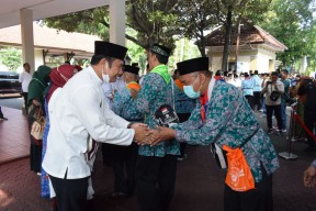 Lepas Keberangkatan CJH Lamongan, Bupati Yes Nitip Doa Ini