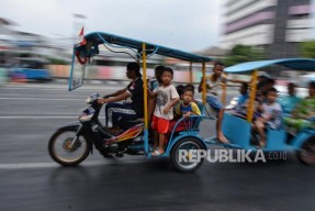 Odong-Odong Terpental 10 Meter Dihantam Kereta Api, 9 Orang Tewas