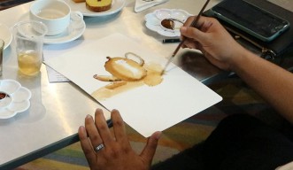 Artotel TS Suite Surabaya Ajak Jurnalis Melukis Menggunakan Media Kopi
