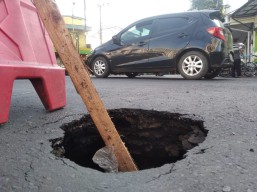Awas! Lubang Seperti Sumur Muncul di Pertigaan Jalan Agus Salim Bondowoso