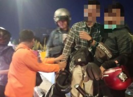 Aksi Pemuda Hendak Loncat dari Flyover Mayangkara, Surabaya Digagalkan