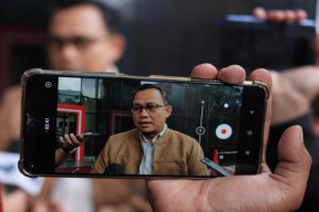 Bupati Memberamo Tersangka Kasus Suap Kabur, 3 Polisi Ditahan