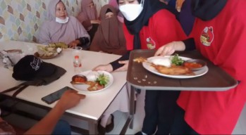 Mencicipi Bebek Goreng Kendil Masakan Mantan Teroris di Lamongan