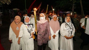 Sambut Tahun Baru Hijriah, Bupati Ipuk Jalan Keliling Pawai Obor Bareng Warga