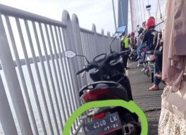 Viral Pria Diduga Driver Ojol Loncat dari Jembatan Suramadu, Bunuh Diri?